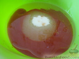 Пирог "Красна девица": Как приготовить постный пирог на томатном соке:    В миску налить томатный сок и растительное масло, добавить сахар.