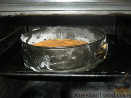 Пирог "Красна девица": Форму с тестом поставить в горячую духовку на среднюю полку. Выпекать пирог на томатном соке при температуре 180-200 градусов до готовности, примерно 30 минут.