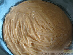 Пирог "Красна девица": Форму смазать растительным маслом. Посыпать мукой или манкой. Выложить половину теста.