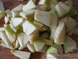 Пирог "Красна девица": Яблоки помыть, вырезать сердцевину, нарезать кусочками.