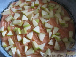 Пирог "Красна девица": На тесто выложить подготовленные яблоки или повидло.