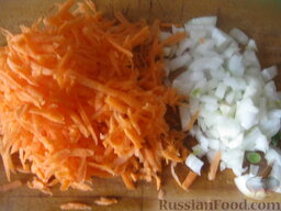 Рисовый суп с цветной капустой и спаржевой фасолью: Морковь почистить, помыть и натереть на крупной терке. Лук репчатый почистить, помыть и нарезать кубиками.