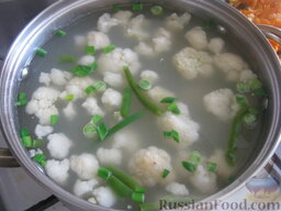 Рисовый суп с цветной капустой и спаржевой фасолью: Когда картофель будет готов, добавить цветную капусту и спаржу.