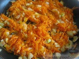 Рисовый суп с цветной капустой и спаржевой фасолью: Разогреть сковороду, налить растительное масло. В горячее масло выложить лук и морковь. Тушить на среднем огне, помешивая, 2-3 минуты.