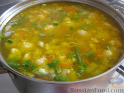 Рисовый суп с цветной капустой и спаржевой фасолью: Выложить в суп зажарку. Посолить, поперчить. Варить рисовый суп из цветной капусты под крышкой на небольшом огне 5-7 минут. Снять с огня.