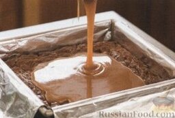 Брауни с орехами и карамелью: 12. Оставшуюся карамель следует подогреть в микроволновке (но не доводить до кипения), полить ею целый пирог.