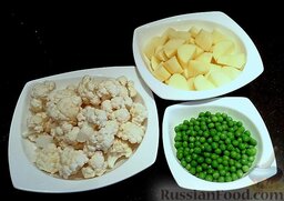 Картофель, тушённый с цветной капустой и горошком  (Aloo Matar Gobi): Как приготовить тушеный картофель с цветной капустой и горошком:    Картофель - помыть, почистить, порезать средними кусками.  Цветная капуста - разобрать на соцветия, помыть, просушить.  Зелёный горошек - залить водой, разморозить, просушить.