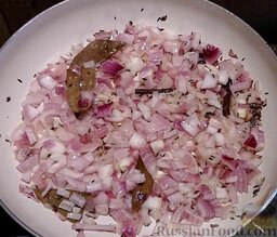 Картофель, тушённый с цветной капустой и горошком  (Aloo Matar Gobi): Убавить нагрев до среднего. Добавить лук. Перемешать. Тушить при постоянном перемешивании 3-5 мин. Пока лук не станет светло-коричневый.