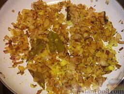 Картофель, тушённый с цветной капустой и горошком  (Aloo Matar Gobi): Добавить куркуму, перемешать. Затем добавить тёртый имбирь и чеснок. Тушить при постоянном перемешивании, при среднем нагреве 3-5 мин.