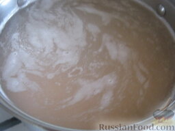 Суп из чечевицы с солеными огурцами: Чечевицу залить холодной водой. Довести до кипения, снять пену.