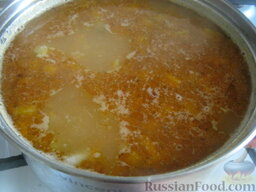 Суп из чечевицы с солеными огурцами: Выложить зажарку в суп. Посолить, поперчить, добавить любимые специи.