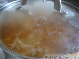 Суп из чечевицы с солеными огурцами: Варить суп из чечевицы на медленном огне под крышкой, около 10 минут.