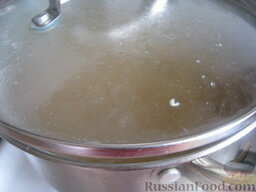 Суп из чечевицы с солеными огурцами: В кипящую воду к чечевице выложить картофель. Варить под крышкой на минимальном огне 15-20 минут.