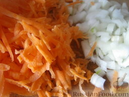 Суп из чечевицы с солеными огурцами: Очистить и помыть лук и морковь. Лук нарезать мелко кубиками. Морковь натереть на крупной терке.