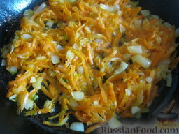 Суп из чечевицы с солеными огурцами: Разогреть сковороду, налить растительное масло. В горячее масло выложить морковь и лук. Тушить, помешивая, на среднем огне 2-3 минуты.