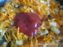 Суп из чечевицы с солеными огурцами: Выложить томатную пасту. Перемешать.