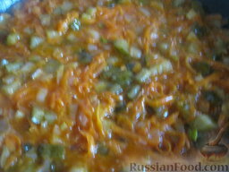 Суп из чечевицы с солеными огурцами: Добавить четверть стакана овощного бульона из кастрюли. Тушить на маленьком огне 5 минут.