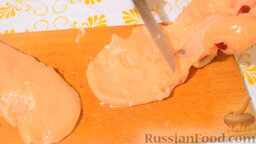 Куриное филе с брокколи: Как приготовить куриное филе с брокколи:    Филе вымыть, разрезать вдоль и отбить в тонкий пласт.
