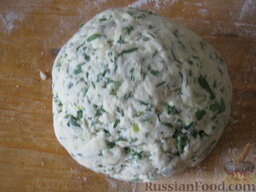 Лепешки чалпак с луком: Замесить тесто как на хлеб, чтобы не прилипало к рукам.