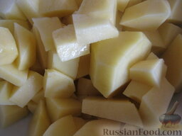 Простой постный борщ: Картофель очистить, помыть и нарезать кусочками.