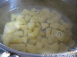 Простой постный борщ: В кипящую воду поместить картофель. Дать закипеть.