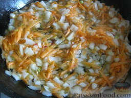 Простой постный борщ: Разогреть сковороду, налить растительное масло. В горячее масло выложить морковь и лук. Тушить, помешивая, на среднем огне 2-3 минуты.