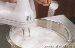 Ангельский пирог: 4. Продолжая взбивать, постепенно, по одной столовой ложке, ввести оставшийся сахар и соль, когда весь сахар будет введен, взбивать еще минуты 2-3, до устойчивых белковых пиков.