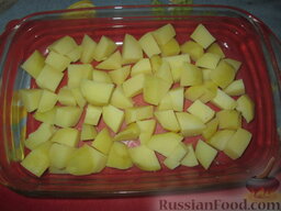 Запеканка из картофеля и лука-порея: Картофель нарезать кубиками и выложить в огнеупорную форму.