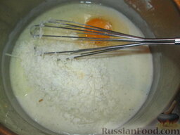 Запеканка из картофеля и лука-порея: Готовим соус Морней. Для этого сливочное масло растопить в кастрюльке, добавить муку и поджарить до золотистого цвета, все время помешивая. Влить постепенно молоко, не переставая помешивать, и довести до кипения. Поварить несколько минут на очень медленном огне, пока соус немного не загустеет. Добавляем яйцо и тертый сыр. Солим, перчим и добавляем мускатный орех. Хорошо перемешиваем.
