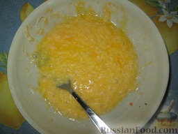 Яичница-запеканка с мангольдом, пореем и сыром: Яйцо взбить с тертым твердым сыром, посолить, поперчить, добавить мускатный орех.