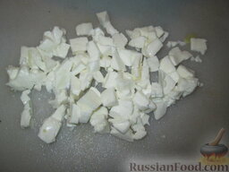 Яичница-запеканка с мангольдом, пореем и сыром: Сыр моццарелла нарезать кубиками.