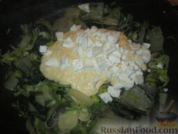 Яичница-запеканка с мангольдом, пореем и сыром: Влить яично-сырную массу и добавить сыр моццарелла.