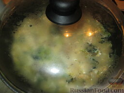 Яичница-запеканка с мангольдом, пореем и сыром: Томить на медленном огне под плотно закрытой крышкой около 10 минут.