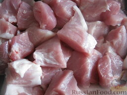 Быстрый плов из свинины: Мясо разрезать на порционные кусочки, размером около 2х2 см.
