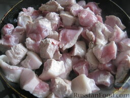 Быстрый плов из свинины: Разогреть сковороду, налить растительное масло. Выложить мясо. Жарить на среднем огне до золотистой корочки, переворачивая кусочки (минут 10-15).
