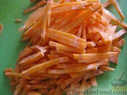 Быстрый плов из свинины: Очистить и помыть морковь.  Морковь натереть на крупной терке или нарезать тонкой соломкой.