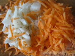 Постная чечевичная похлебка: Очистить и помыть лук и морковь. Лук нарезать мелко кубиками. Морковь натереть на крупной терке.