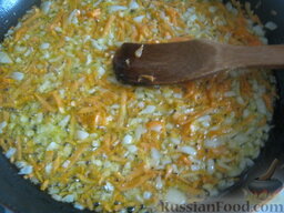Постная чечевичная похлебка: Разогреть сковороду, налить растительное масло. В горячее масло выложить морковь и лук. Тушить, помешивая, на среднем огне 3-5 минут.