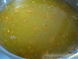 Постная чечевичная похлебка: Выложить зажарку в суп. Дать покипеть похлебке 5 минут.
