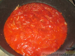 Гарнир из стручковой фасоли: Добавить измельченные помидоры в собственном соку. Посолить, перемешать. Потушить 5 минут. Если у вас имеется большое количество свежих помидоров, можно использовать их.