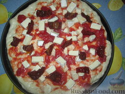 Пицца с сыром бри, моцареллой и вялеными помидорами: Вяленые помидоры разрезать на кусочки. Распределить на поверхности пиццы.