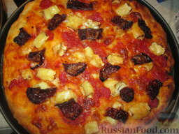 Пицца с сыром бри, моцареллой и вялеными помидорами: Пицца с сыром бри, моцареллой и вялеными помидорами готова. Приятного аппетита!
