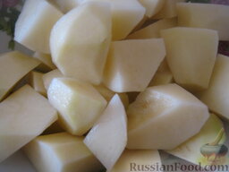 Щи из квашеной капусты с рисом: Как приготовить щи из квашеной капусты с рисом:    Картофель очистить, помыть и нарезать кусочками.