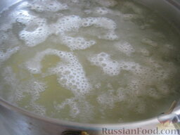 Щи из квашеной капусты с рисом: Вскипятить 2,5 л воды (бульона). В кипяток опустить рис и картофель. Варить 20 минут.
