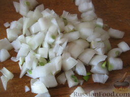 Щи из квашеной капусты с рисом: Очистить и помыть лук. Лук нарезать мелко кубиками.
