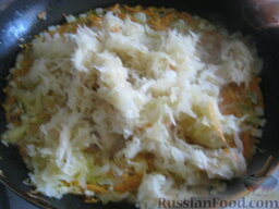 Щи из квашеной капусты с рисом: Затем капусту хорошо отжать и добавить в сковороду. Тушить на среднем огне, помешивая, 10 минут.