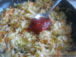 Щи из квашеной капусты с рисом: Добавить томат, перемешать.