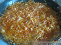 Щи из квашеной капусты с рисом: Добавить овощной бульон (3-4 ст. ложки). Тушить около 5 минут.