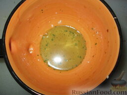 Баклажаны "Хуншао": Как приготовить баклажаны по-китайски:    Смешать до однородного состояния соевый соус, воду, сахар и соль. Растворить в полученном соусе крахмал.