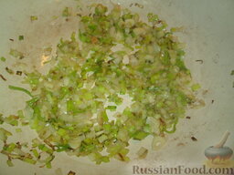 Баклажаны "Хуншао": На той же сковороде обжарить лук-порей и чеснок, нарезанные достаточно мелко. Добавить семена укропа.